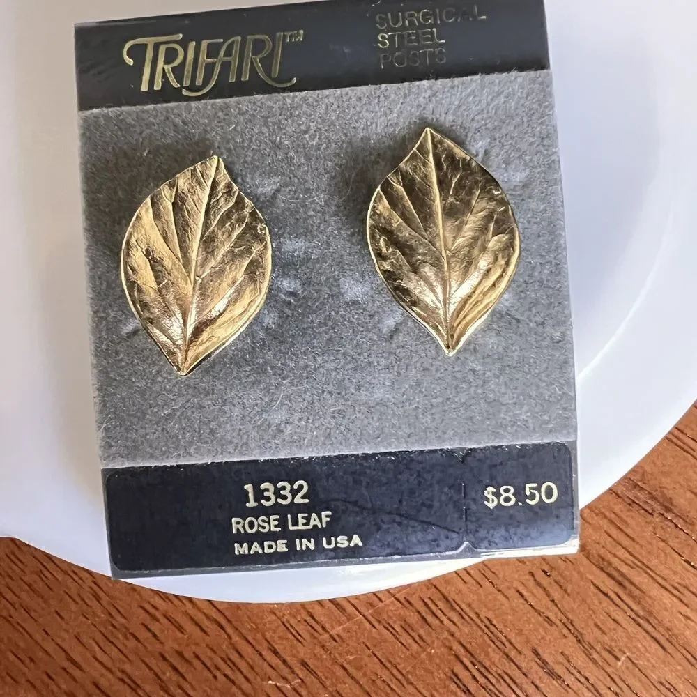 Vintage Trifari Rose Leaf Brushed Gold Tone Earrings Leaves Stud Pierced 4553